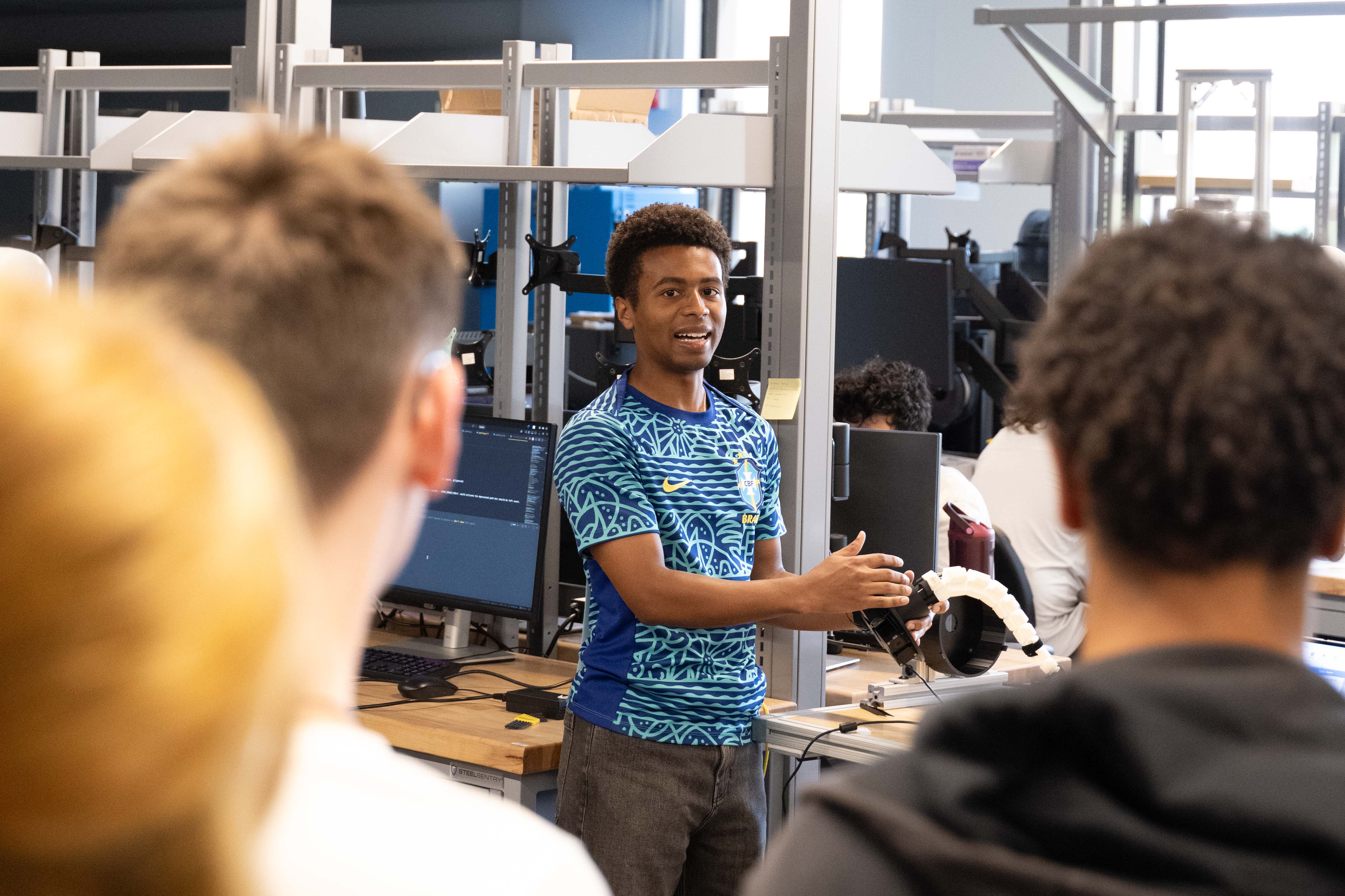 Jaral presenting the Spirob robotic arm to high school students